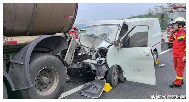 貨運面包車車禍圖片貨運面包車車禍圖片大全