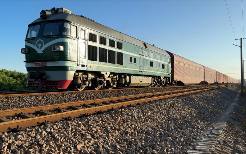 貨運(yùn)火車幾節(jié)貨運(yùn)火車幾節(jié)車廂