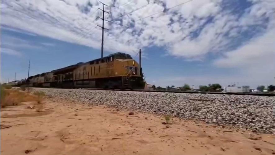 貨運(yùn)火車(chē)小伙運(yùn)貨火車(chē)視頻