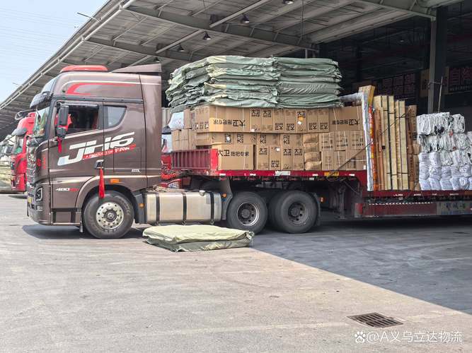 繁忙貨運場形容貨運繁忙樣子