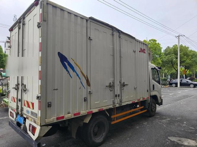 物流箱貨運物流廂式貨車圖片